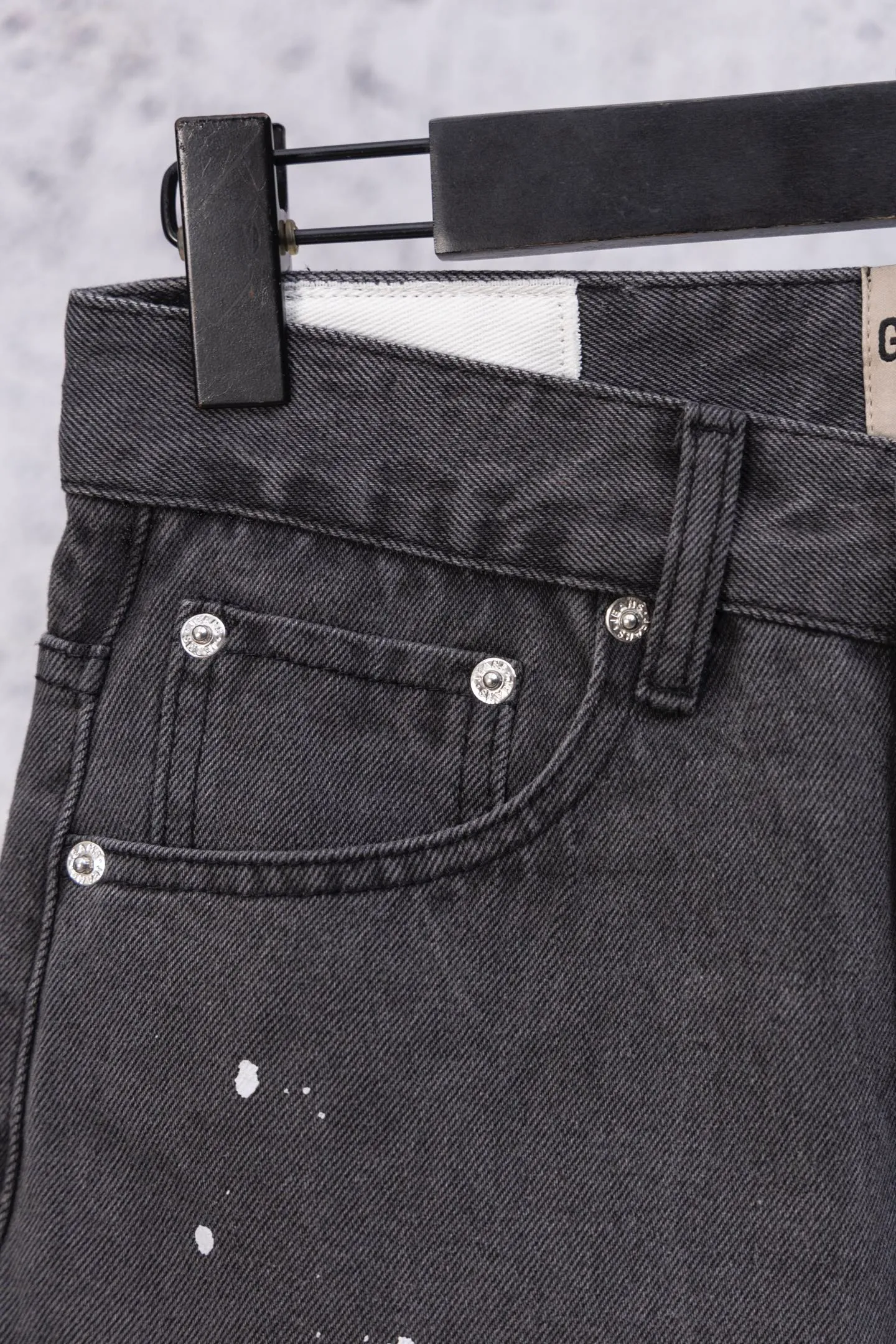 💰270 GALLERY DEPT.25ss new style splash-ink jeans, boot-cut trousers, denim + splash-ink, full of artistic sense! The trouser legs are spliced ​​with denim, creating a layered look, and the words "GALLERY DEPT." are super recognizable✨. High-density denim, wear-resistant and comfortable, perfect for daily wear or street style. Inspired by the classic elements of Helmut Lang, splashing ink is full of three-dimensionality. Pair it with simple tops or HL items to easily get a sense of avant-garde fashion! Gallery Dept. targets the global fashion pioneer group aged 18-35 and positions itself as a "high street art trendy brand". Cultural symbol output: Through endorsements from stars such as Virgil Abloh, Jennie, and Justin Bieber, the brand’s benchmark status in the hip-hop and fashion circles is strengthened. Size: 28-34 Color: Gray Blue